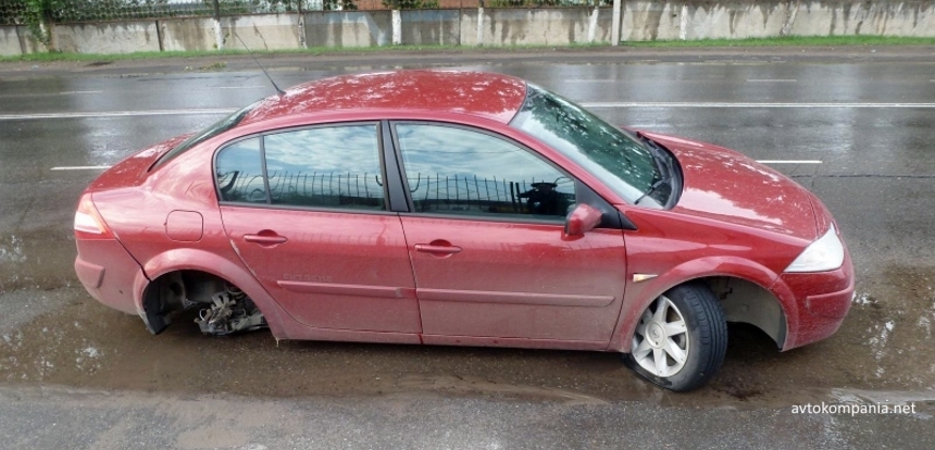 авто с отвалившимся колесом